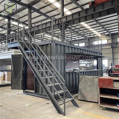 Nave portacontainer con barra pop-up negli Stati Uniti